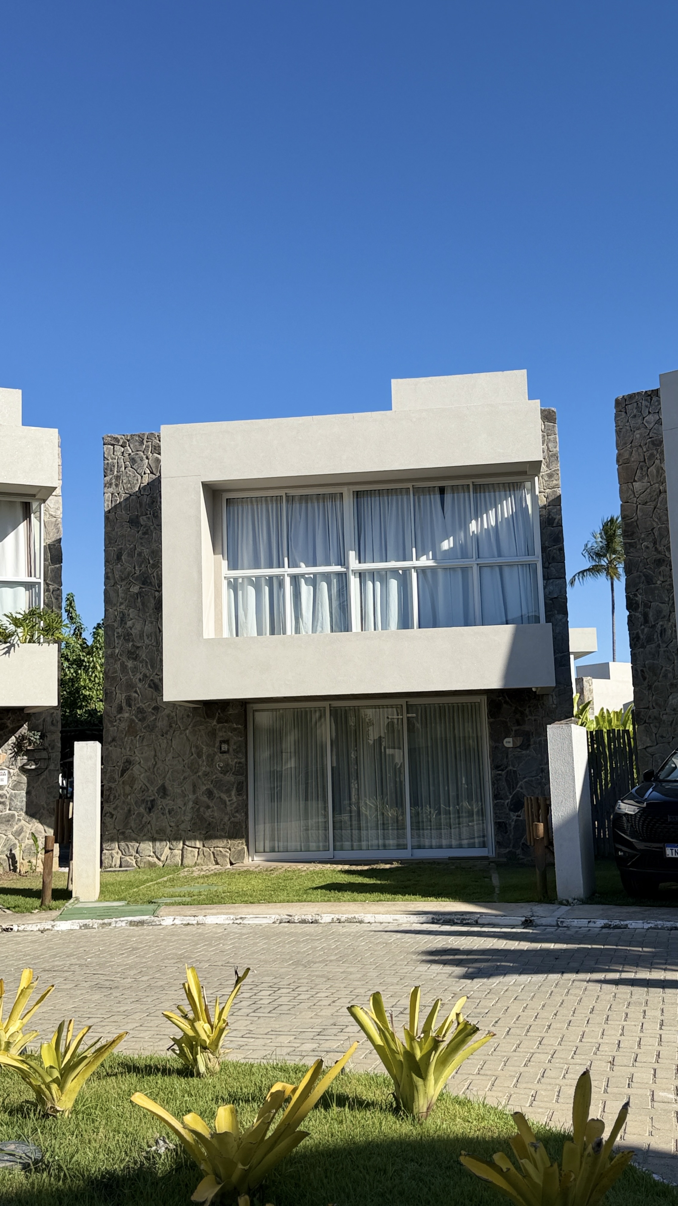 Piscina privativa cristalina com bandeja flutuante de café e frutas da Casa Mariah