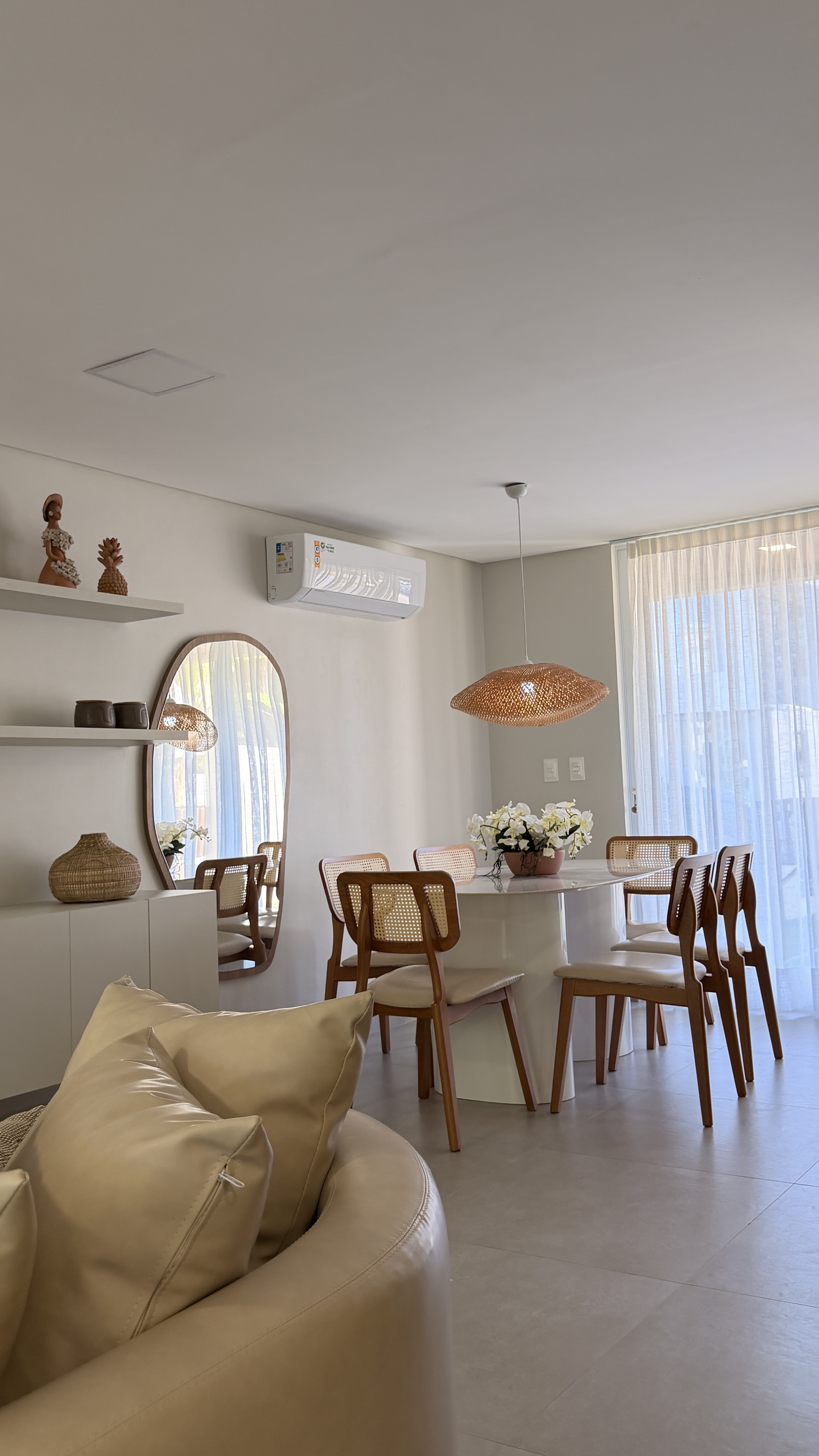 Arquitetura contemporânea em pedra natural da Casa Mariah em condomínio fechado