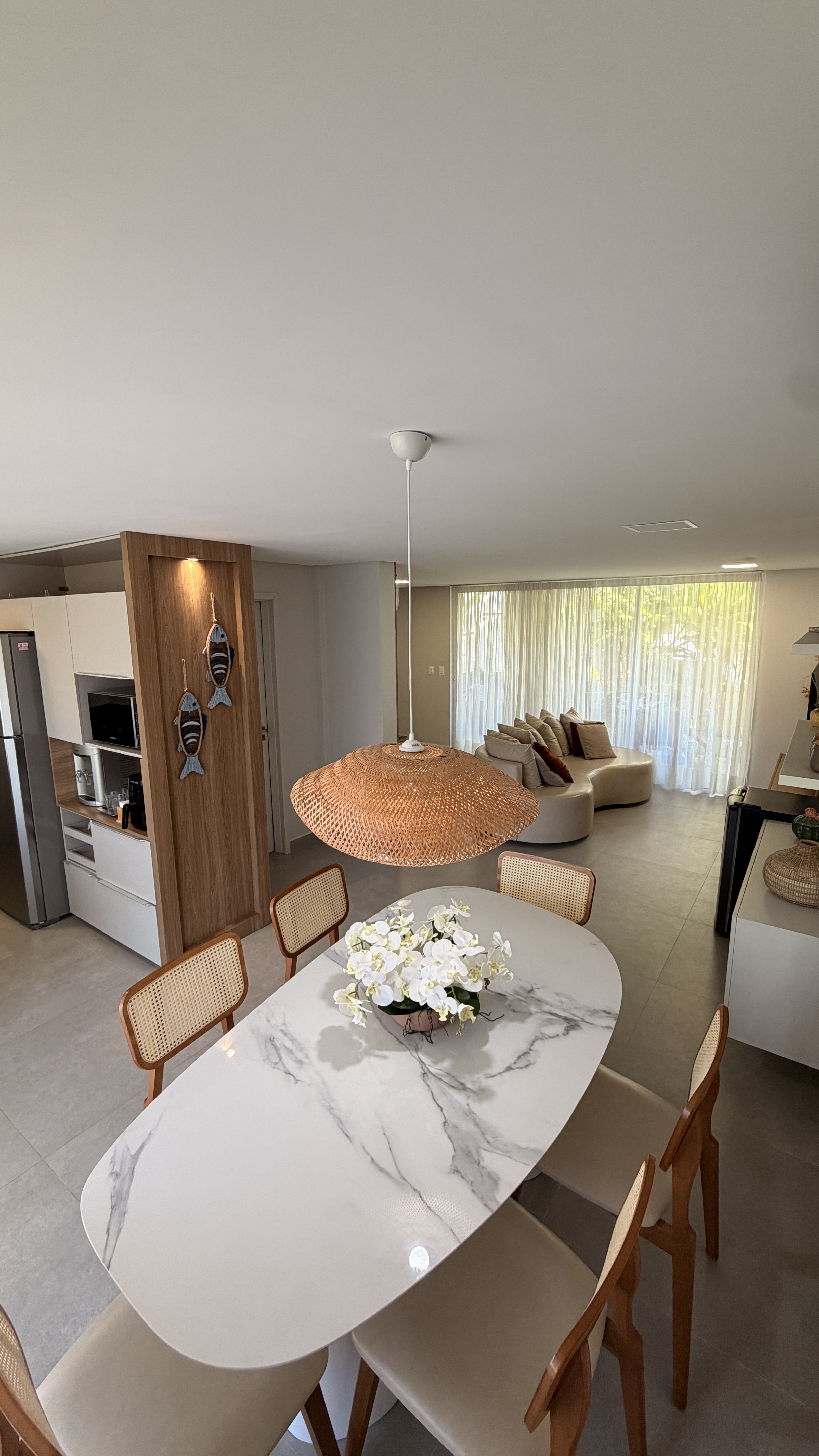 Suíte master aconchegante com enxoval refinado e climatização total